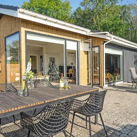 3 Bedroom Beach Front In Juelsminde 別荘