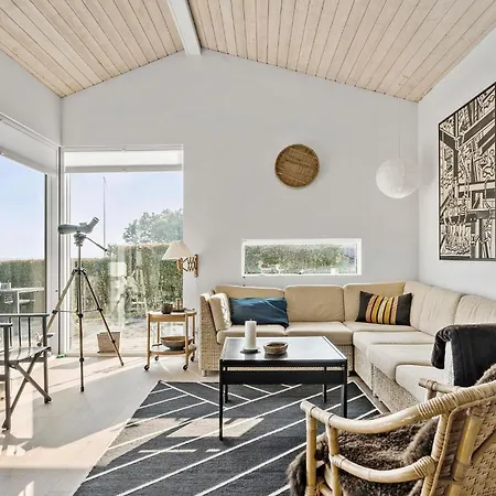 3 Bedroom Beach Front In Juelsminde Sønderby